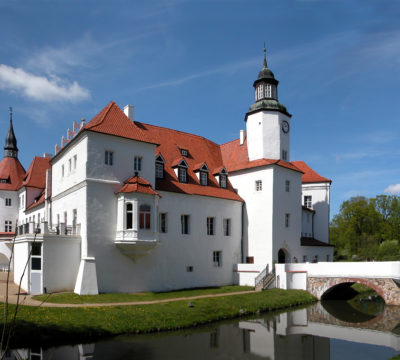 Weißes Schlosshotel mit Wassergraben