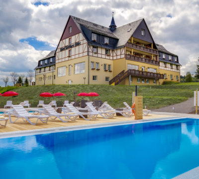 Hotel Wettiner Höhe mit blauem Pool